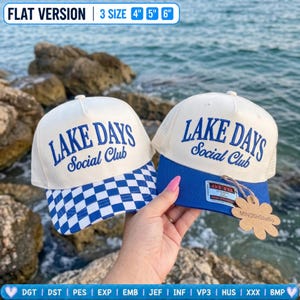 Könnte beinhalten: Zwei Trucker-Caps mit cremeweißen Kronen und blauer Stickerei mit der Aufschrift LAKE DAYS Social Club. Eine Kappe hat einen blau-weiß karierten Schirm, die andere einen einfarbig blauen Schirm. Text oben zeigt Größen von 4, 5 und 6 Zoll an.