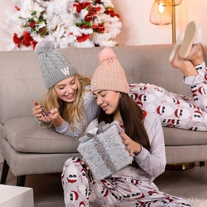 Christmas Gift Wife Wifey Beanie Hat Queen Beanie Hat Winter Trip Beanie Bachelorette Party Favors Girl&#39;s Trip Hats Personalized Beanie Hat