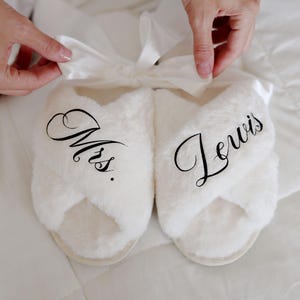 Bridal Fluffy Slippers Future Mrs Personalized Bride Slippers Cross Over White Slipper for Bride Wedding Day Slippers Bridesmaids Slippers