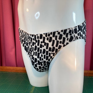 Puede incluir: Calzoncillos con estampado geométrico en blanco y negro.