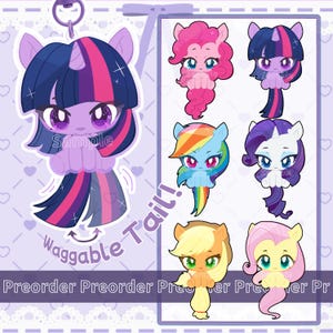 Puede incluir: Un conjunto de seis amuletos de personajes de ponis de dibujos animados coloridos con colas que se menean. Los personajes son Twilight Sparkle, Pinkie Pie, Rainbow Dash, Rarity, Fluttershy y Applejack. Los amuletos están hechos de plástico duradero y son perfectos para agregar un toque de fantasía a tu llavero, mochila o bolso.