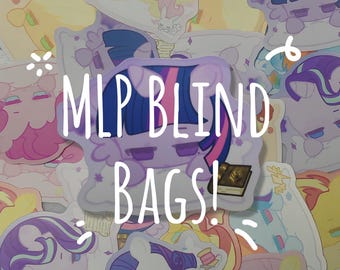 Pode incluir: Uma coleção de adesivos coloridos de personagens de desenhos animados com o texto "MLP Blind Bags!" impresso no topo. Os adesivos apresentam vários personagens da franquia My Little Pony.