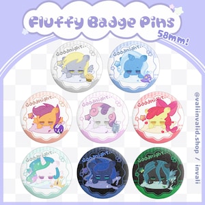 Pode incluir: Conjunto de 8 pinos de insígnia redondos de 58 mm que apresentam vários personagens de My Little Pony em uma pose para dormir. Cada pino tem um personagem e um esquema de cores diferente, com o texto "Goodnight..." em cada pino.