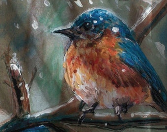 Può includere: Un dipinto incorniciato di un uccellino azzurro appollaiato su un ramo marrone durante una nevicata. L'uccello presenta testa e ali blu brillante con un petto arancione caldo. Lo sfondo è un mix materico di toni marroni, verdi e blu tenui con tocchi di vernice bianca che rappresentano la neve.