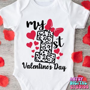 Eerste Valentijnsdag SVG, Valentine SVG-bestand, Valentine baby Romper SVG, Love SVG-bestand, SVG voor snijmachines