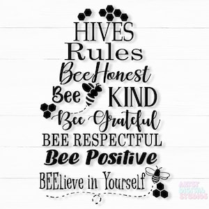 Puede incluir: Diseño gráfico en blanco y negro con el texto "HIVES Rules BeeHonest Bee KIND Bee Grateful BEE RESPECTFUL Bee Positive BEElieve in Yourself". El gráfico presenta abejas y panales.
