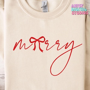 Puede incluir: Sudadera color crema con la palabra "Merry" en escritura roja, con un lazo rojo. La esquina superior derecha tiene el texto "Artsy Digital Studios" en una fuente colorida y juguetona. Una prenda de vestir acogedora y festiva.