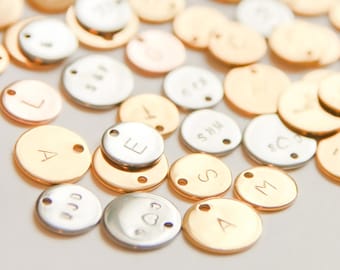 Colgante de disco con inicial personalizada / Moneda con monograma minimalista para collares y pulseras / Dije circular con nombre personalizado estampado a mano