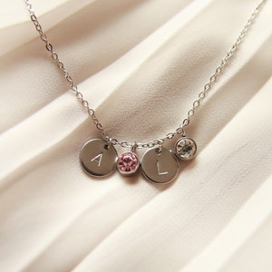Collar con dos iniciales y doble piedra de nacimiento. Moneda minimalista, delicada y personalizada con dos letras estampadas a mano. Regalos personalizados.