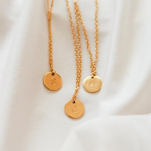 Collar con inicial / Collar con letra dorada / Delicado collar con monograma y moneda / Inicial para niños / Joyas personalizadas para dama de honor / Regalo para mamá