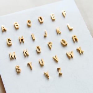 Colgante de letra / Amuleto inicial del alfabeto minimalista para collares y pulseras / Fabricación de joyas con nombre personalizado en oro / Acero inoxidable