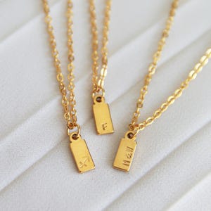 Colar com etiqueta inicial | Colar com etiqueta dourada personalizada | Etiqueta inicial dourada | Presente personalizado para a mãe | Etiqueta média | Joias para o dia das mães
