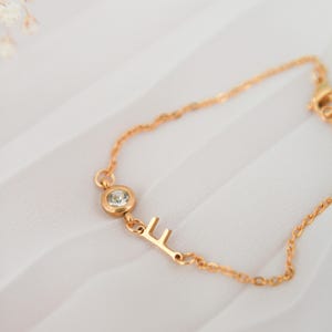 Pulsera con piedra natal y letra lateral / Pulsera con inicial personalizada con dije de piedra natal / Pulsera con letra personalizada / Regalo minimalista para ella