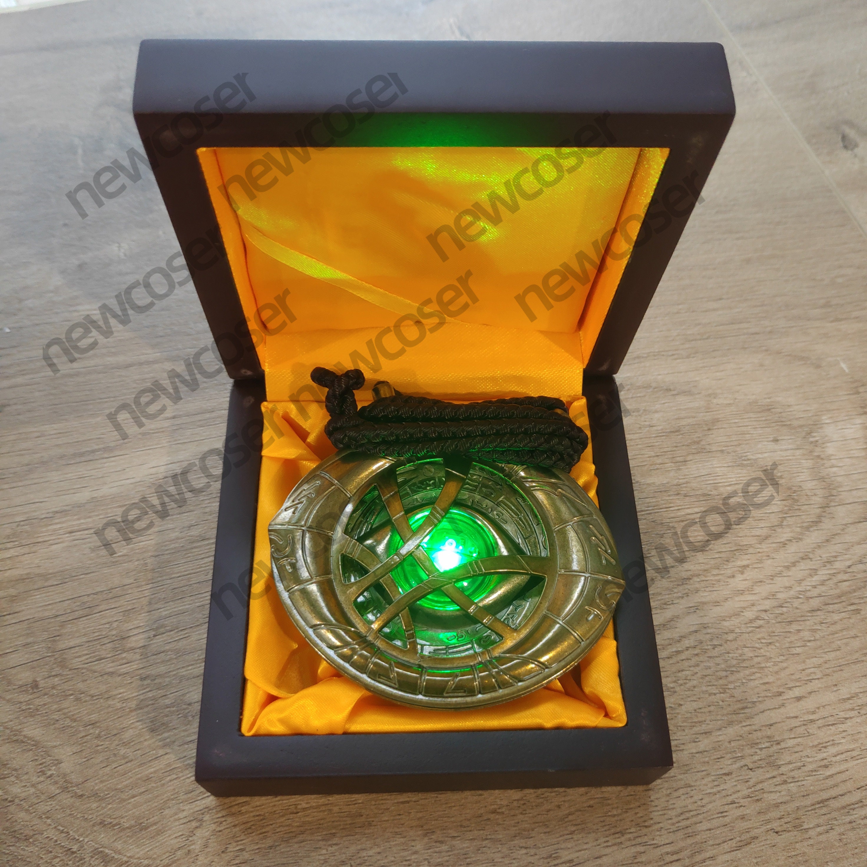 Doctor Strange Necklace Eye of Agamotto1:1 Scale Costume Prop Boys Glowing Necklace Accessories
