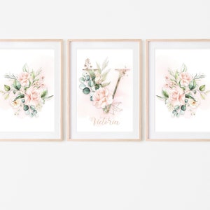 Floraler Buchstabe Kinderzimmer Wandkunst Set. Namensschild mit Blumensträußen. Baby MädchenZimmer Wand Dekor. Gold und Rosa Rosen. Florale Initiale.