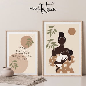 Peut inclure: Deux impressions encadrées sur fond beige. L'impression de gauche présente une citation sur un bébé qui remplit une place dans votre cœur que vous ne saviez pas vide. L'impression de droite présente une silhouette d'une femme tenant un bébé. La femme porte une robe à fleurs et le bébé porte un body blanc. Les deux impressions ont des feuilles vertes et un cercle brun en arrière-plan.