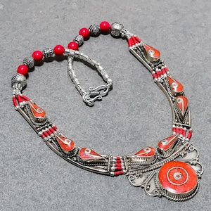 Collana in argento tibetano con corallo rosso: gioielli nepalesi con perline