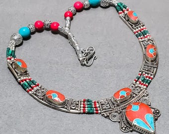 Collar de coral rojo y turquesa: joyería bohemia tibetana de plata con cuentas.