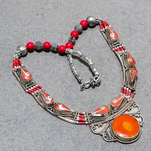 Collana in argento tibetano con corallo rosso: gioielli etnici boho con perline