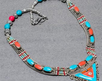 Collar de cuentas de coral rojo y turquesa: joyería bohemia nepalí