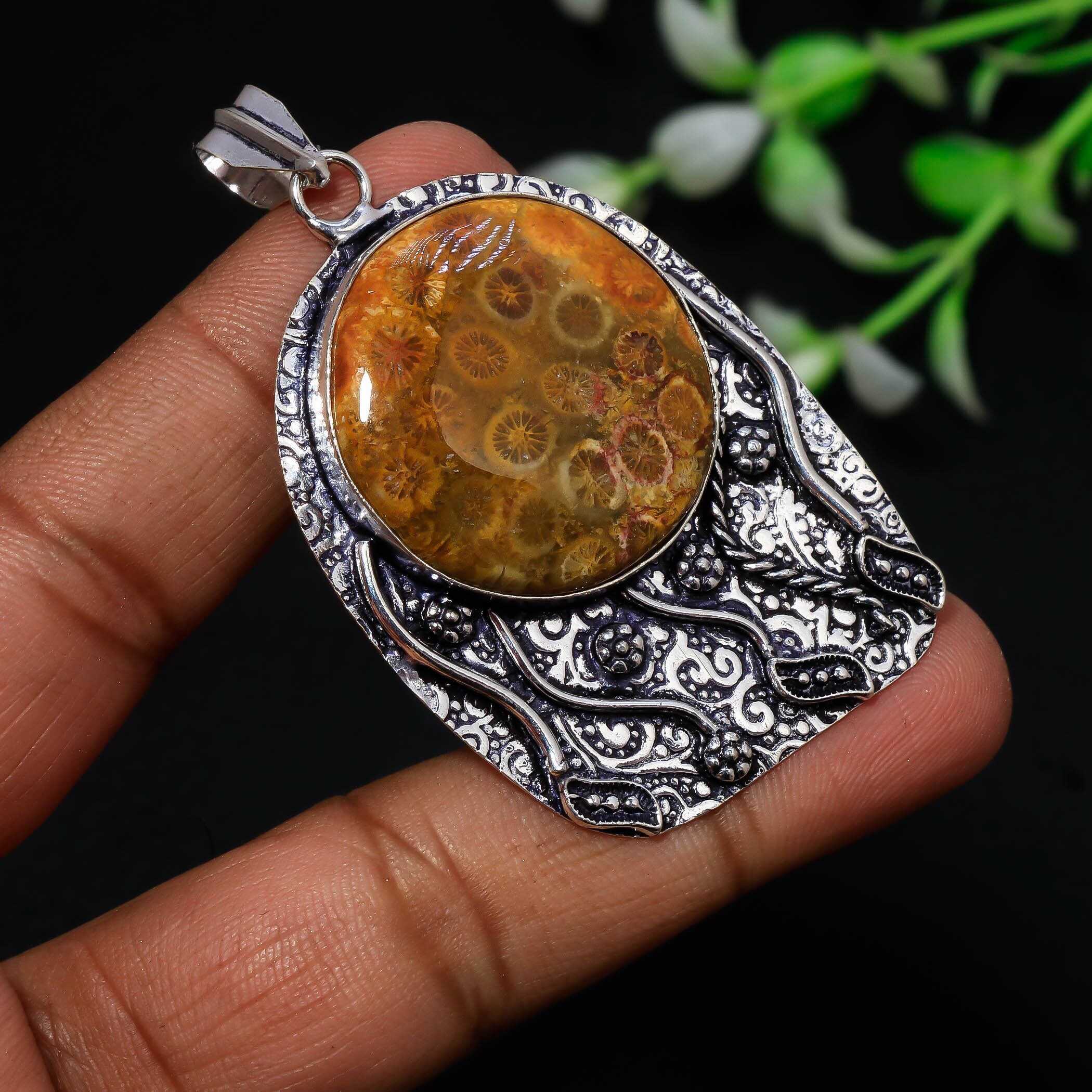 Pendentif Ovale En Corail Fossile – Pierre Multicolore Main – Monture Argenté Laiton – Fait Main Inde