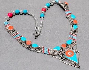 Collar de turquesa y coral rojo: joyería bohemia de cuentas de plata tibetana