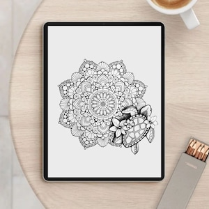 Könnte beinhalten: Eine digitale Schwarzweißillustration eines Mandalas mit einer Schildkröte unten rechts. Das Mandala ist aufwendig und detailliert, mit einem kreisförmigen Design und floralen Mustern. Die Schildkröte ist ebenfalls detailliert, mit einem Panzer und Flossen.