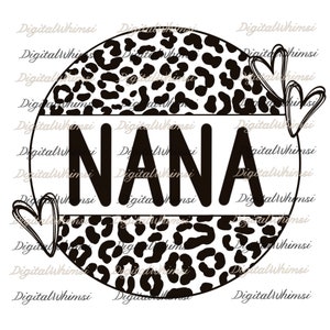 Puede incluir: Un círculo de estampado de leopardo blanco y negro con la palabra "NANA" en texto negro. Dos corazones negros están a cada lado del círculo.