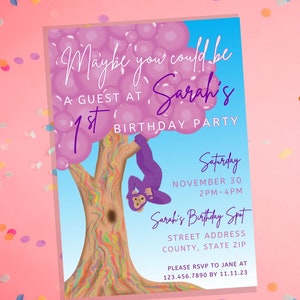 Op de afbeelding: Verjaardagskaart met een grillig ontwerp. De uitnodiging toont een boom met een paarse luifel van ballonnen en een hangende aap. Tekst luidt: "Misschien kun je gast zijn op Sarah's 1e verjaardagsfeest."