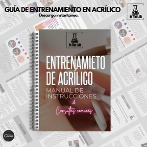 Op de afbeelding: Een gids voor de opleiding in acrylnagels met de titel "Entrenamiento de Acrílico: Manual de Instrucciones & Consultas Comunes" in roze neon tekst. De gids is een spiraalgebonden boek met een witte achtergrond en een foto van een hand met acrylnagels.