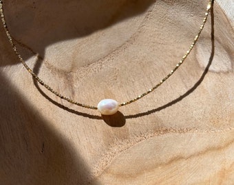 Choker for women, golden hematite stones and freshwater pearl mounted on a transparent nylon thread