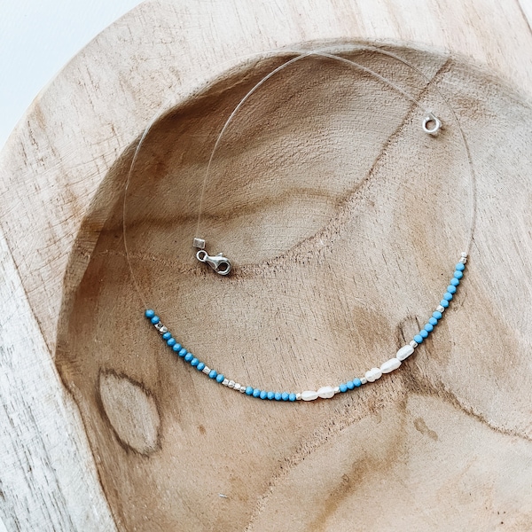 Ras de cou choker perles en argent, turquoise facettées, perles d’eau douce, glissées sur un fil nylon transparent