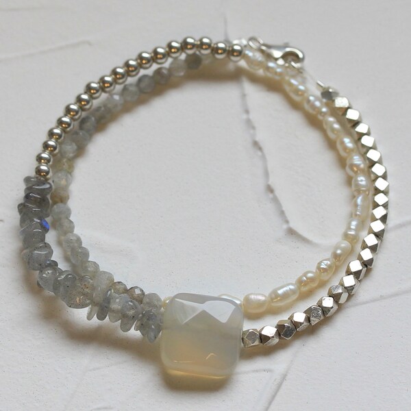 Bracelet manchette double tour, pierres fines facettées quartz fumé, perles d'eau douce et de perles en argent 999, fabriquées à la main