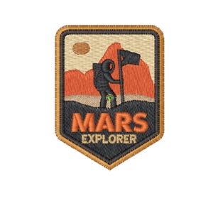 Puede incluir: Un parche bordado marr&oacute;n, negro y naranja con la silueta de una persona sosteniendo una bandera en una cordillera. El texto "MARS EXPLORER" est&aacute; debajo de la imagen.