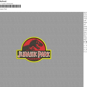 Könnte beinhalten: Ein gestickter Aufnäher mit einem Dinosauriersilhouette in Schwarz, dem Text "JURASSIC PARK" in Gelb und Rot.