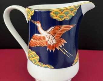 ヴィンテージ有田金鷺クリーマージャグ、金彩飛鶴模様のコバルトブルー磁器ミルクピッチャー、ミッドセンチュリー日本製高級磁器