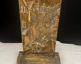Applique murale Clovelly vintage en laiton massif, porte-objets décoratif ancien Devon avec diorama d'âne, porte-lettres, serre-livres, objets de décoration en laiton anglais