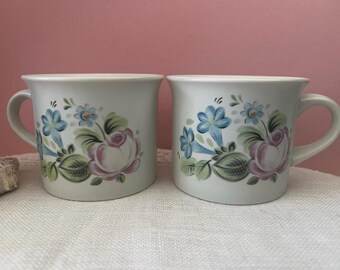 Mugs Royal Doulton Dubarry, lot de deux tasses à café vintage anglaises à motifs floraux, fleurs bleues et mauves, cuisine style cottagecore, objets de collection