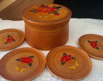 Coffret de 4 sous-verres vintage japonais en bois sculpté, style bohème de l'ère Showa, motif camélia rouge et papillon jaune.