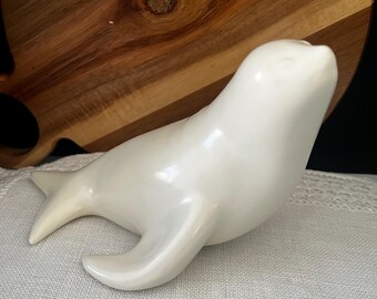 Figurine vintage de phoque en céramique blanche, statue d'otarie de style moderne du milieu du siècle, décoration nautique côtière minimaliste, signée Studio Pottery Wendy