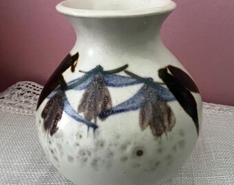 Vase vintage en céramique d'atelier WA, signé Jenny Miller Nixon (JMN), décor australien peint à la main avec une feuille d'eucalyptus.