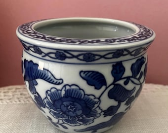 Petit cache-pot en porcelaine chinoise bleue et blanche de style chinoiserie, orné de la marque Xiang Zhen (« Trésor de Xiang »), fin du XXe siècle.