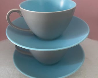 Paire de tasses et soucoupes vintage Poole Pottery Twintone, bleu ciel et gris tourterelle C104, style Streamline moderne du milieu du XXe siècle, fabriquées en Angleterre