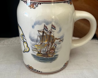 Rare chope à bière vintage Schoonhoven Holland Maritime, Java Pacific Line, carte du monde et Neptune, chope plateel hollandaise du milieu du XXe siècle