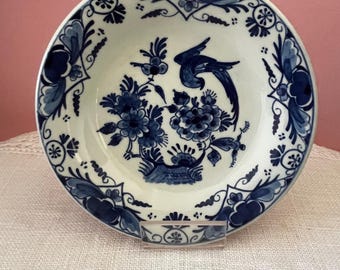 Assiette murale vintage des années 1960 en faïence de Delft peinte à la main, De Porceleyne Fles, 14 cm, décor Oiseau de Paradis bleu et blanc, signée par l'artiste.