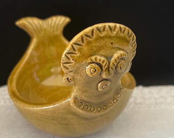 Plat baleine vintage en céramique d'atelier, vide-poches en forme de poisson de style scandinave, vide-poches fantaisie en céramique représentant une figure de proue de sirène