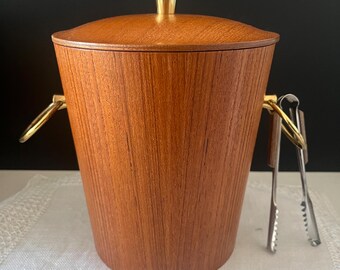 Seau à glace vintage effet teck avec doublure en aluminium et pinces, articles de bar modernes du milieu du siècle, refroidisseur de boissons de style moderniste
