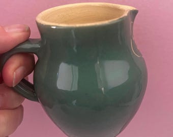 Petit pichet vert vintage Devon Mottoware, pot à crème souvenir du château de Warwick, faïence anglaise de collection Torquay Ware, vers 1940/1950