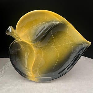 ヴィンテージ トーベイ陶器 デボンリーフディッシュ、希少な黄色と黒の滴釉薬 MCM サービングトレイ、ミッドセンチュリーモダン アート陶器