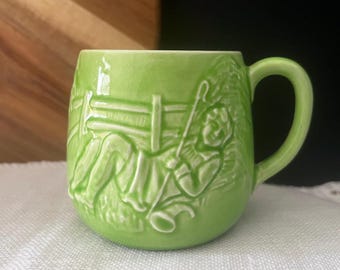 Mug vintage en céramique vert pomme « Petit garçon bleu », Royal Art Pottery Longton, Angleterre, style milieu du XXe siècle, orné d'une comptine en relief.
